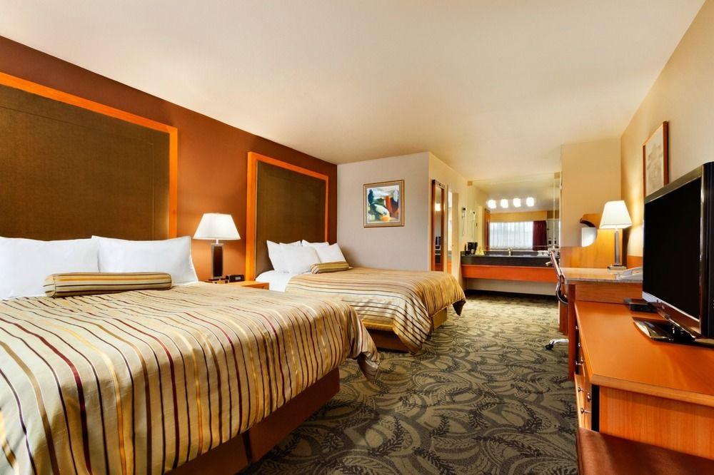 Poco Inn And Suites Hotel And Conference Center Порт-Коквитлам Экстерьер фото