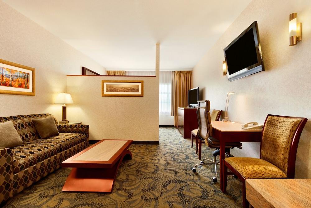 Poco Inn And Suites Hotel And Conference Center Порт-Коквитлам Экстерьер фото