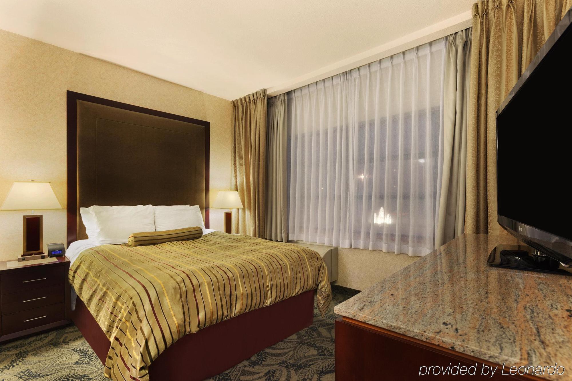 Poco Inn And Suites Hotel And Conference Center Порт-Коквитлам Экстерьер фото