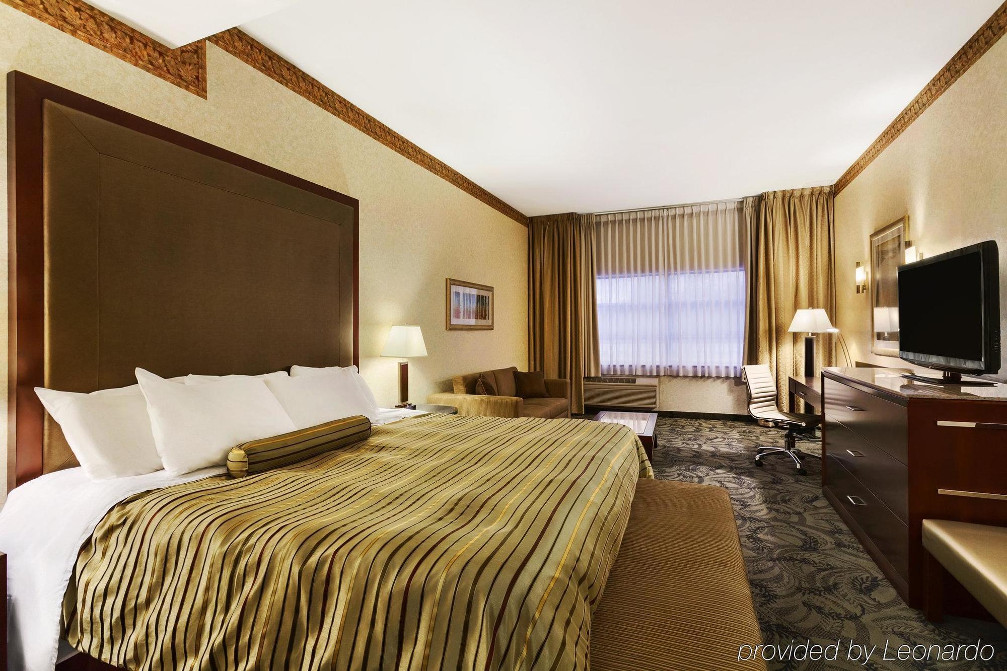 Poco Inn And Suites Hotel And Conference Center Порт-Коквитлам Экстерьер фото