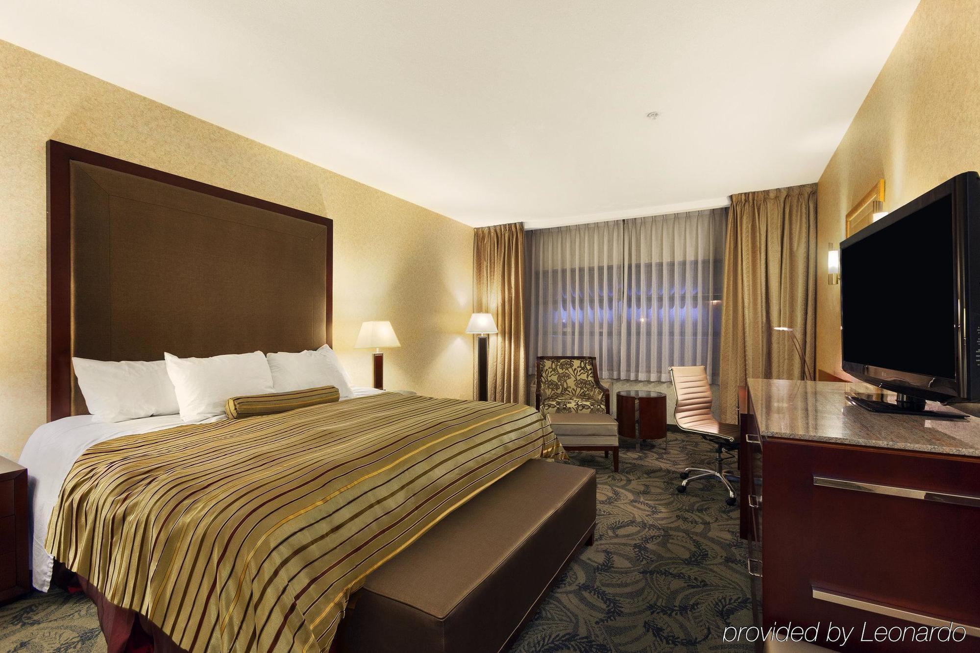 Poco Inn And Suites Hotel And Conference Center Порт-Коквитлам Экстерьер фото
