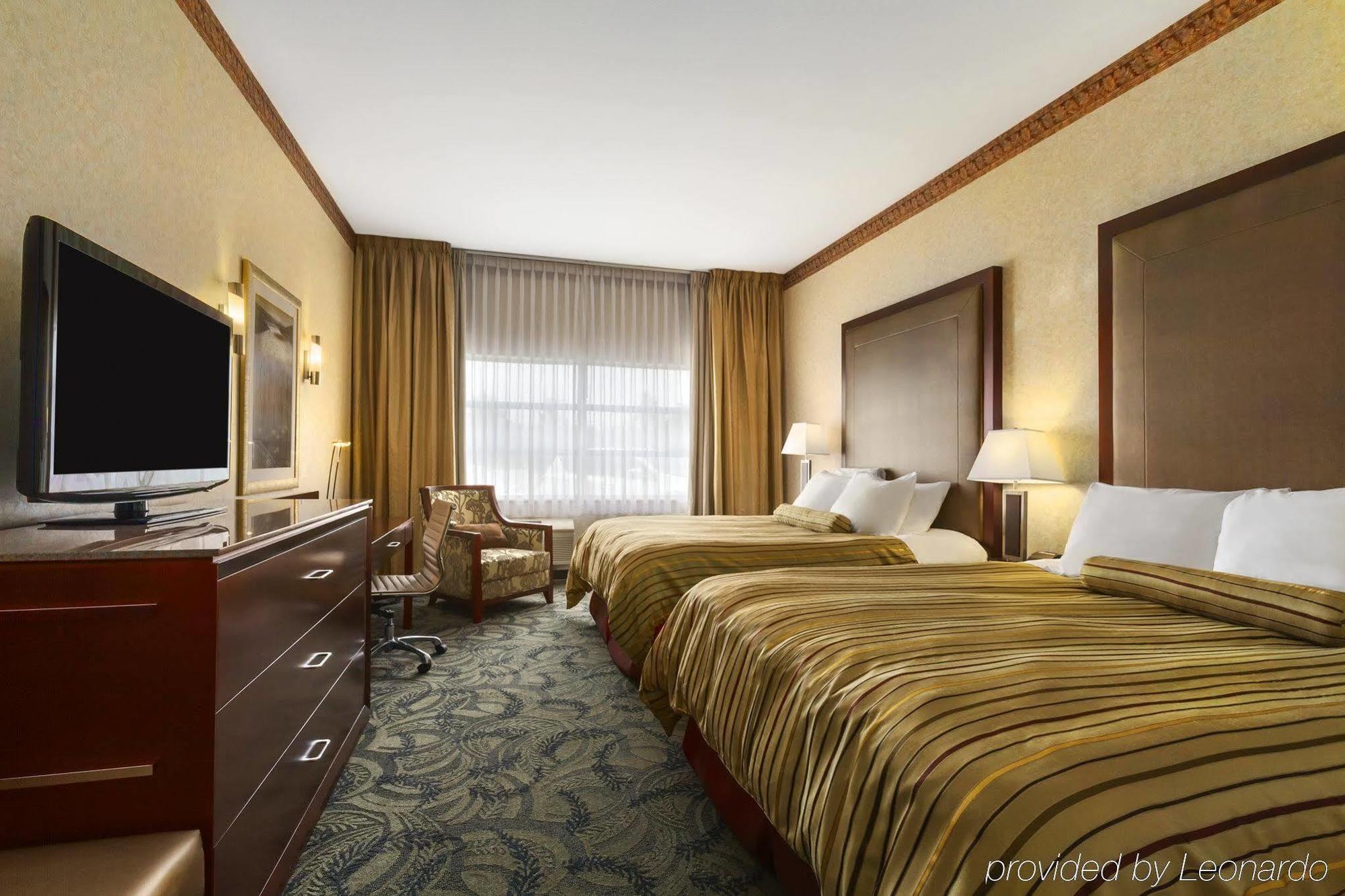 Poco Inn And Suites Hotel And Conference Center Порт-Коквитлам Экстерьер фото