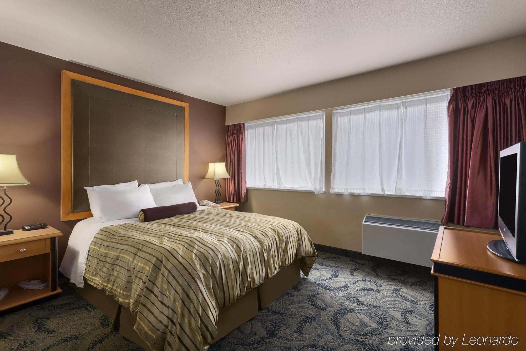 Poco Inn And Suites Hotel And Conference Center Порт-Коквитлам Экстерьер фото