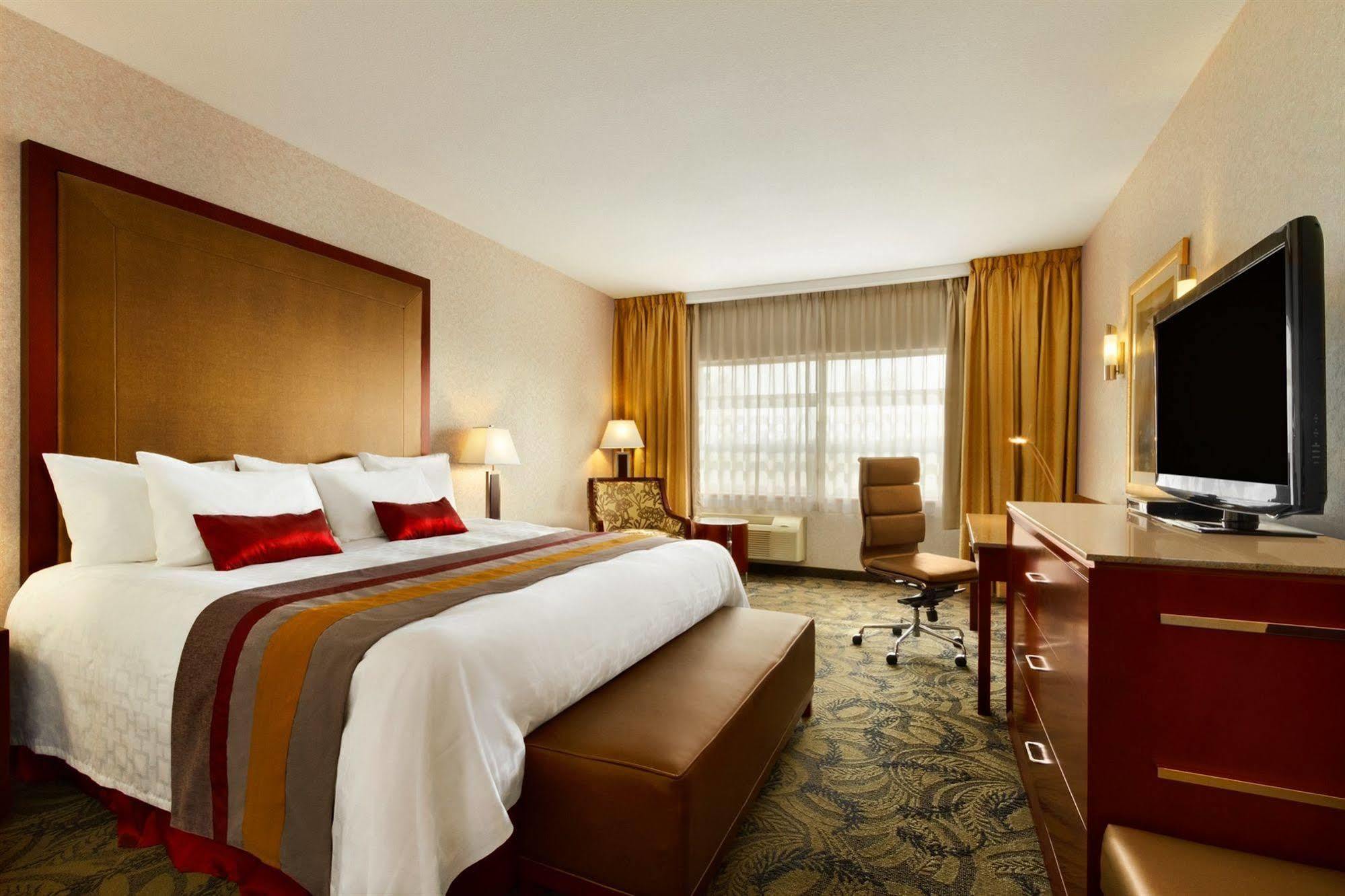 Poco Inn And Suites Hotel And Conference Center Порт-Коквитлам Экстерьер фото