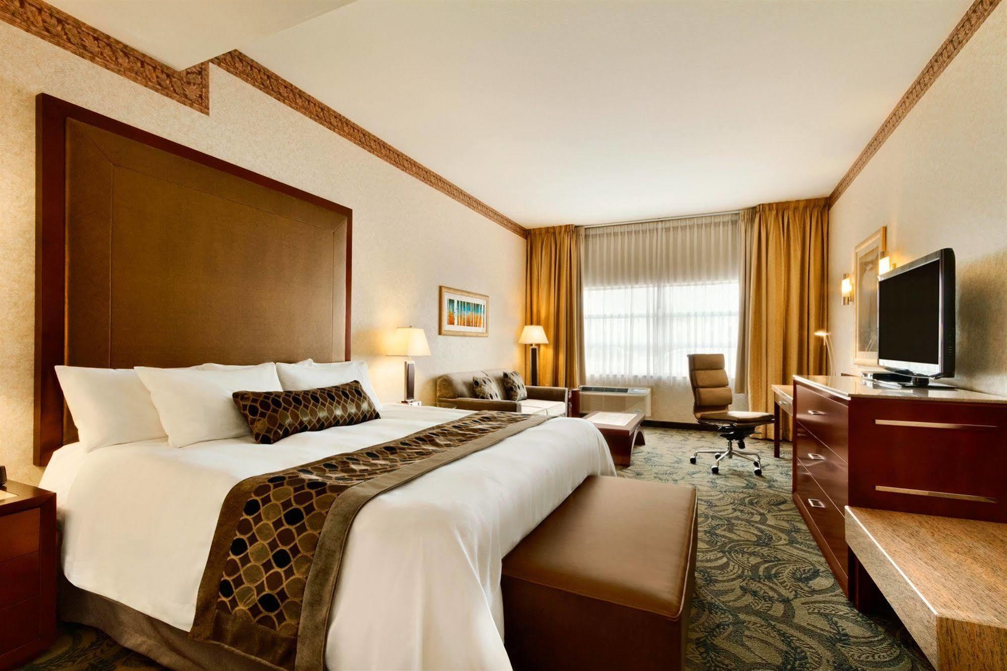 Poco Inn And Suites Hotel And Conference Center Порт-Коквитлам Экстерьер фото