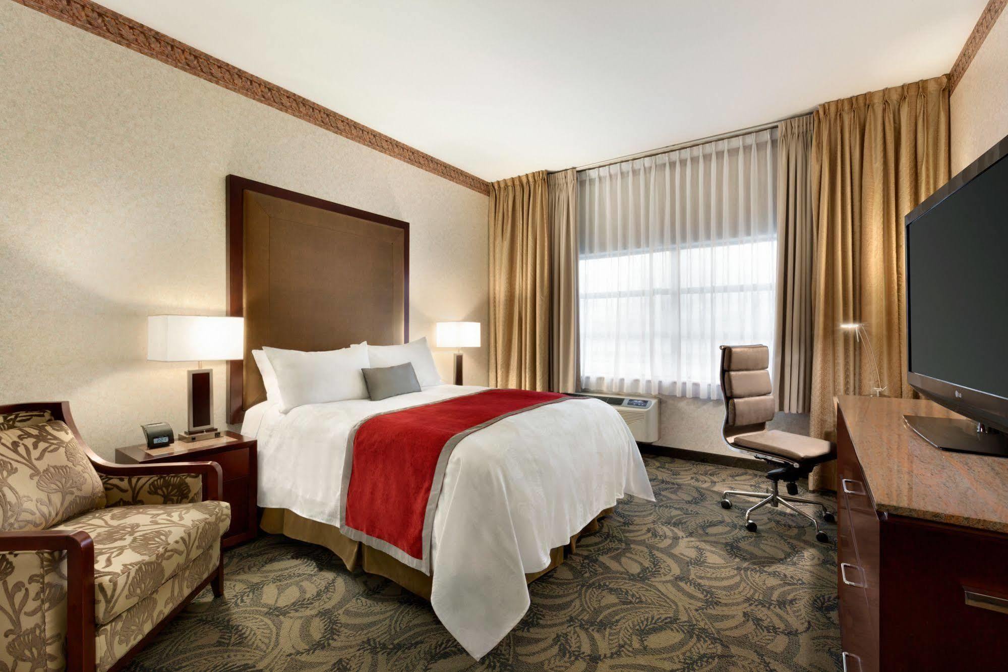 Poco Inn And Suites Hotel And Conference Center Порт-Коквитлам Экстерьер фото