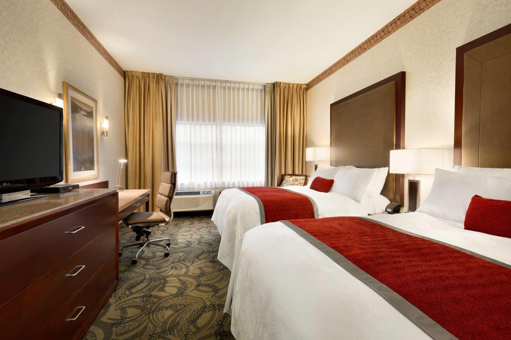 Poco Inn And Suites Hotel And Conference Center Порт-Коквитлам Экстерьер фото