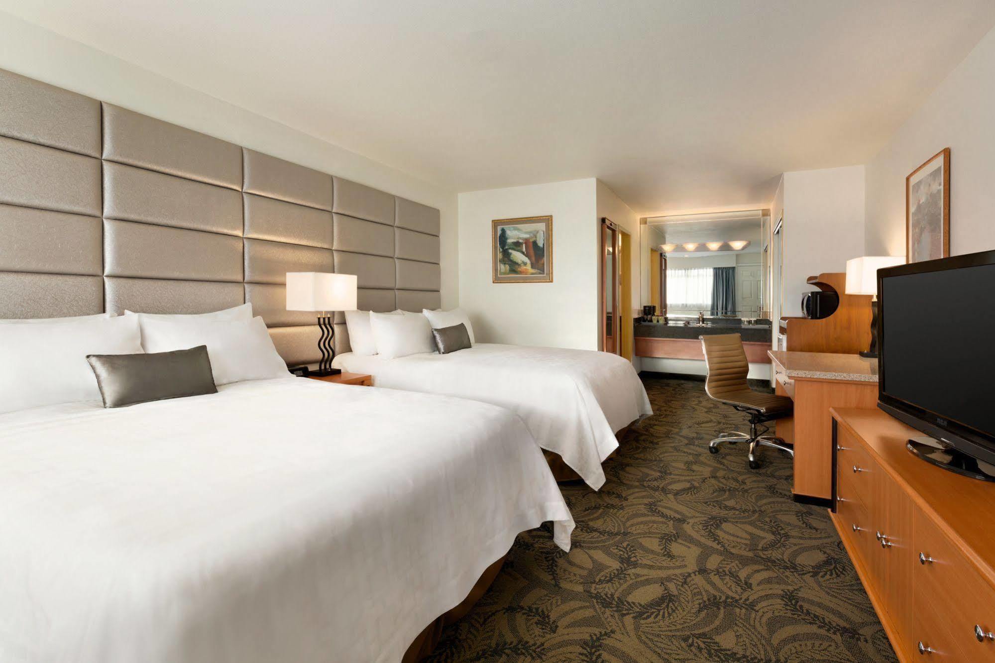 Poco Inn And Suites Hotel And Conference Center Порт-Коквитлам Экстерьер фото